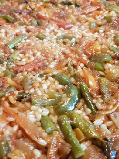 Una foto de Arroz integral con pollo y verduras