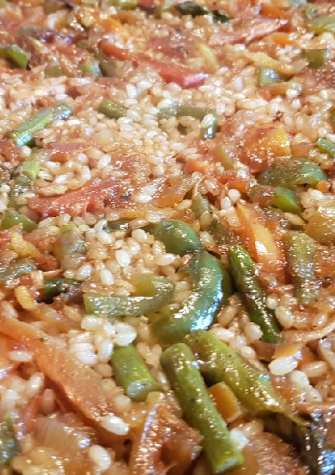 Una foto de Arroz integral con pollo y verduras