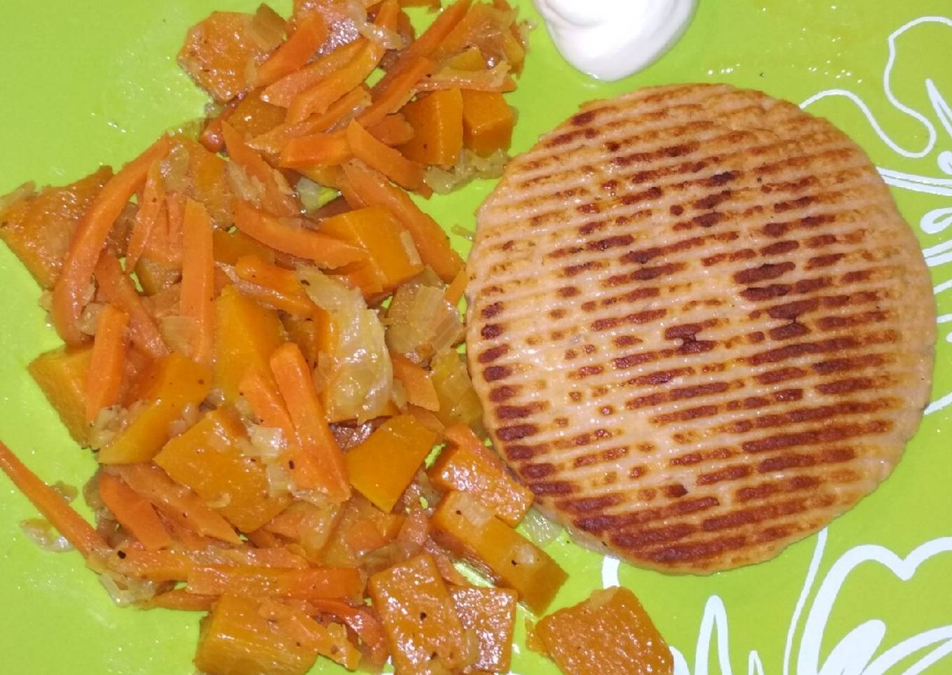 Salteado de calabaza con hamburguesa de pescado