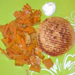 Una foto de Salteado de calabaza con hamburguesa de pescado