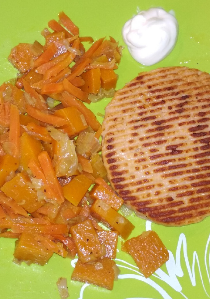 Una foto de Salteado de calabaza con hamburguesa de pescado