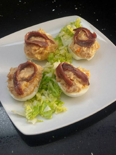 Una foto de Huevos rellenos con anchoas