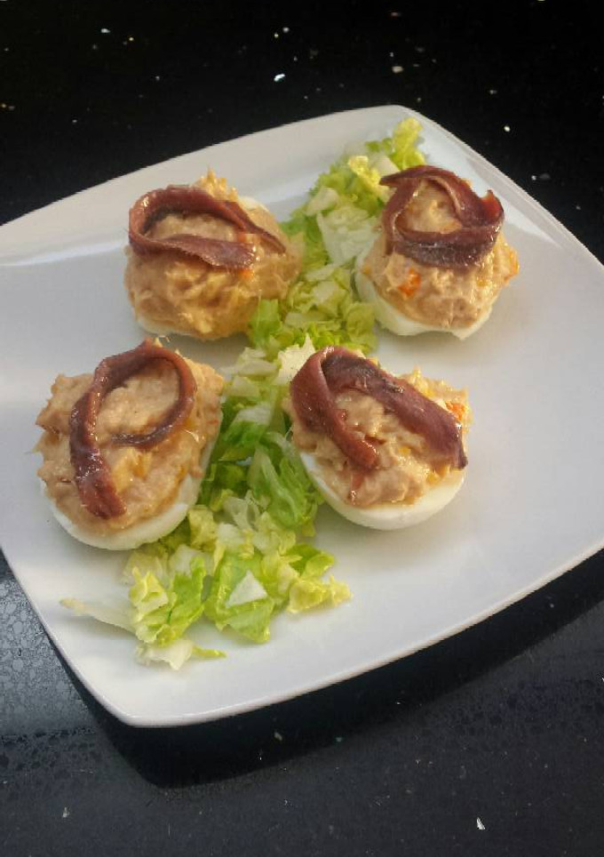 Una foto de Huevos rellenos con anchoas
