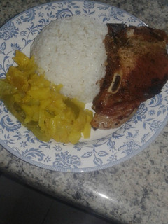 Una foto de Arroz con chuleta y vegetales