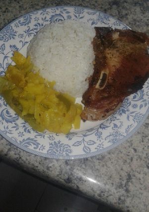 Una foto de Arroz con chuleta y vegetales