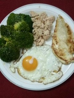 Una foto de Brócoli y salmón para ensalada,Huevo y pollo a la plancha