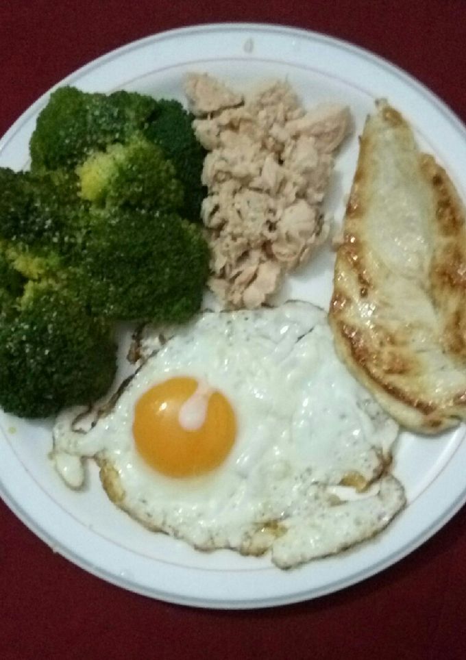 Una foto de Brócoli y salmón para ensalada,Huevo y pollo a la plancha