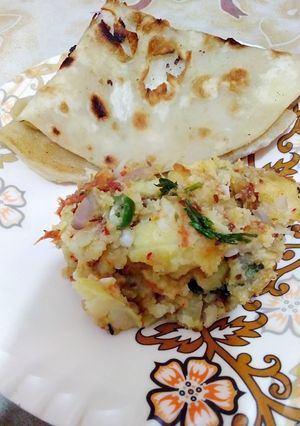 A picture of Paratha with Aloo ka bhurta.