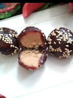ખજૂર-સ્ટફ લાડુ (Dates Stuff Ladoo Recipe In Gujarati) રેસીપી મુખ્ય ફોટો