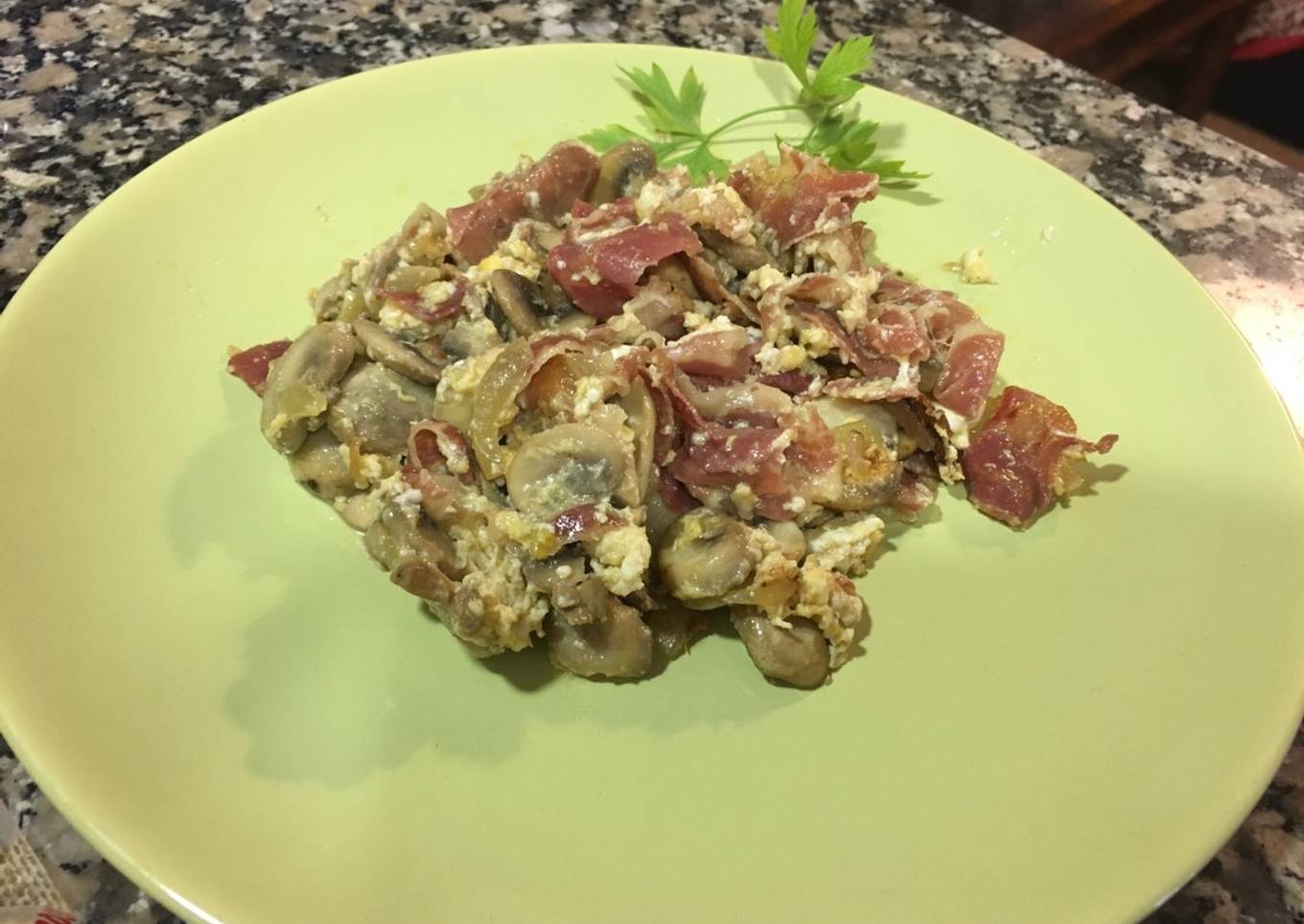 Revuelto de champiñones, jamón y huevo