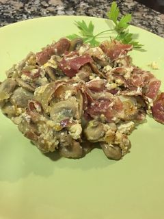 Una foto de Revuelto de champiñones, jamón y huevo
