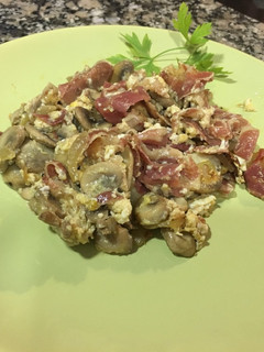 Una foto de Revuelto de champiñones, jamón y huevo