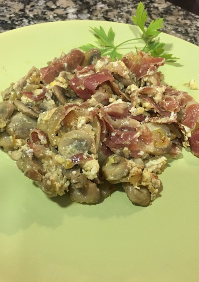 Una foto de Revuelto de champiñones, jamón y huevo