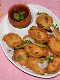 बैगन के पकोड़े (Baingan Ke Pakore recipe in Hindi) रेसिपी मुख्य फोटो