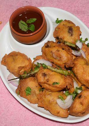 बैगन के पकोड़े (Baingan Ke Pakore recipe in Hindi) रेसिपी मुख्य फोटो