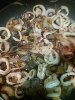 Una foto de Calamares con setas