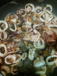 Una foto de Calamares con setas