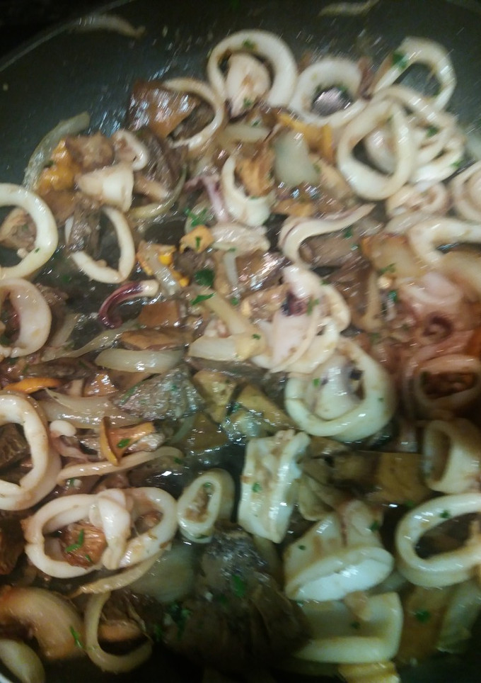Una foto de Calamares con setas
