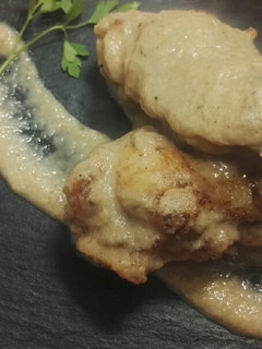 Una foto de Muslos de pollo con salsa de setas
