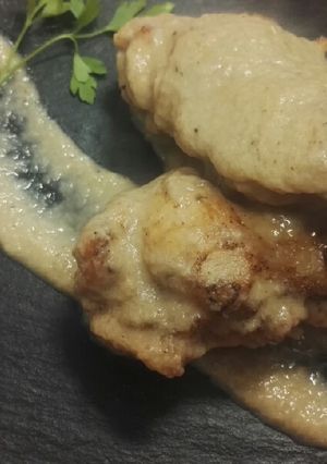 Una foto de Muslos de pollo con salsa de setas