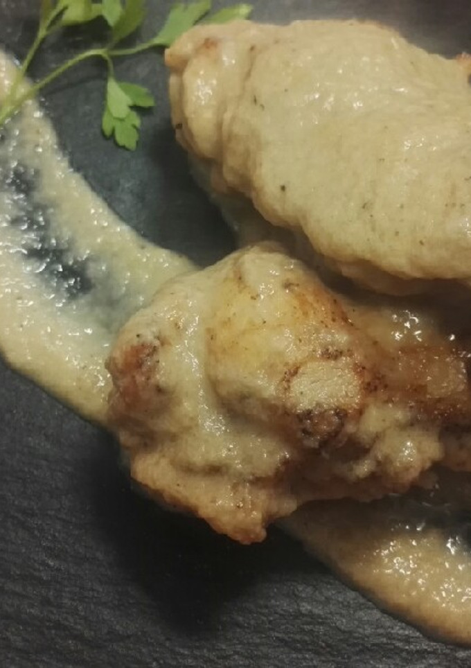 Una foto de Muslos de pollo con salsa de setas