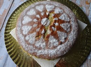 Foto de Bolo de iogurte com gengibre, limão e sementes de papoila, recheado com doce de ovos e amêndoas
