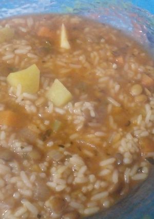 Una foto de 🥘Guisito Vegetariano de Arroz y Lentejas Súper EXPRESS🤤!!