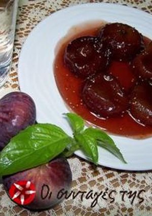A picture of Caramelized figs with rum and cinnamon.