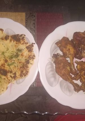 A picture of Chicken kali mirch with chur chur naan.