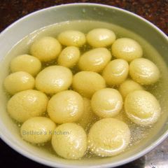 A picture of Roshogolla.