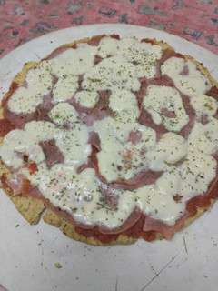 Una foto de Pizza con masa de pollo 🐔