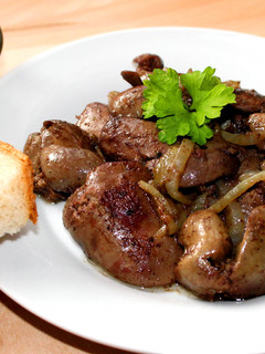 Hagymás sült csirkemáj recept fotója