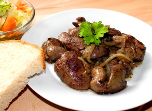 Hagymás sült csirkemáj recept fotója