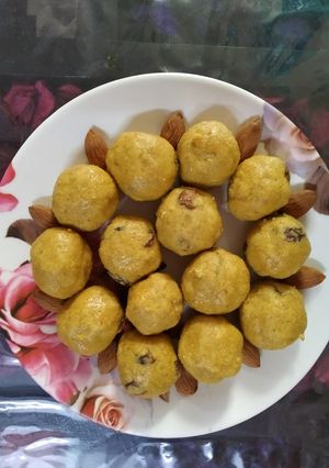 बेसन के लड्डू (Besan ke ladoo recipe in hindi) रेसिपी मुख्य फोटो