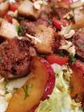 Salade tiède d'andouillette et pommes confites flambées Calvados