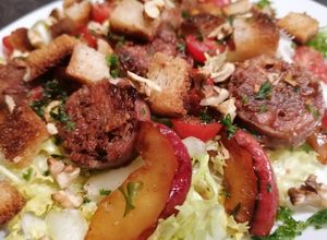 Une photo de Salade tiède d'andouillette et pommes confites flambées Calvados