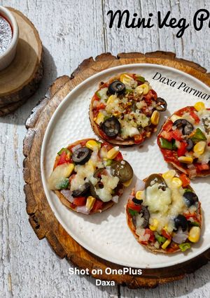 https://img-global.cpcdn.com/recipes/89e286f8b90907b6/300x426f0.5_0.5_1.0q80/mini-veg-pizza-bites-italian-party-appetizer-recipe-main-photo.jpg