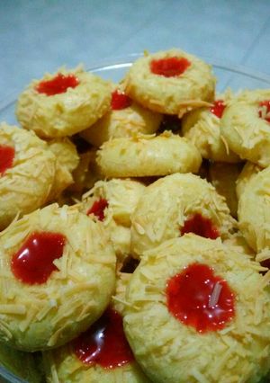 Foto resep Thumbprint strawberry cookies
