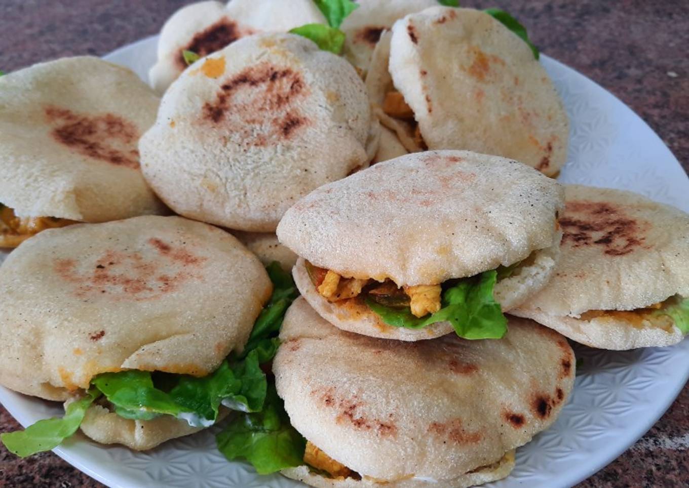 Pan de sartén/ mini panes/ batbout relleno de pollo y verduras