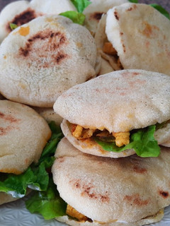 Una foto de Pan de sartén/ mini panes/ batbout relleno de pollo y verduras