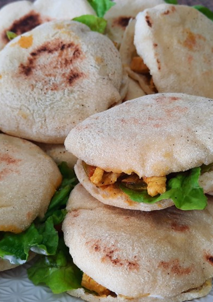 Una foto de Pan de sartén/ mini panes/ batbout relleno de pollo y verduras