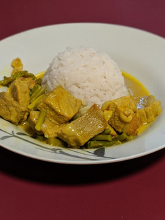Una foto de Curry de secreto ibérico con trigueros