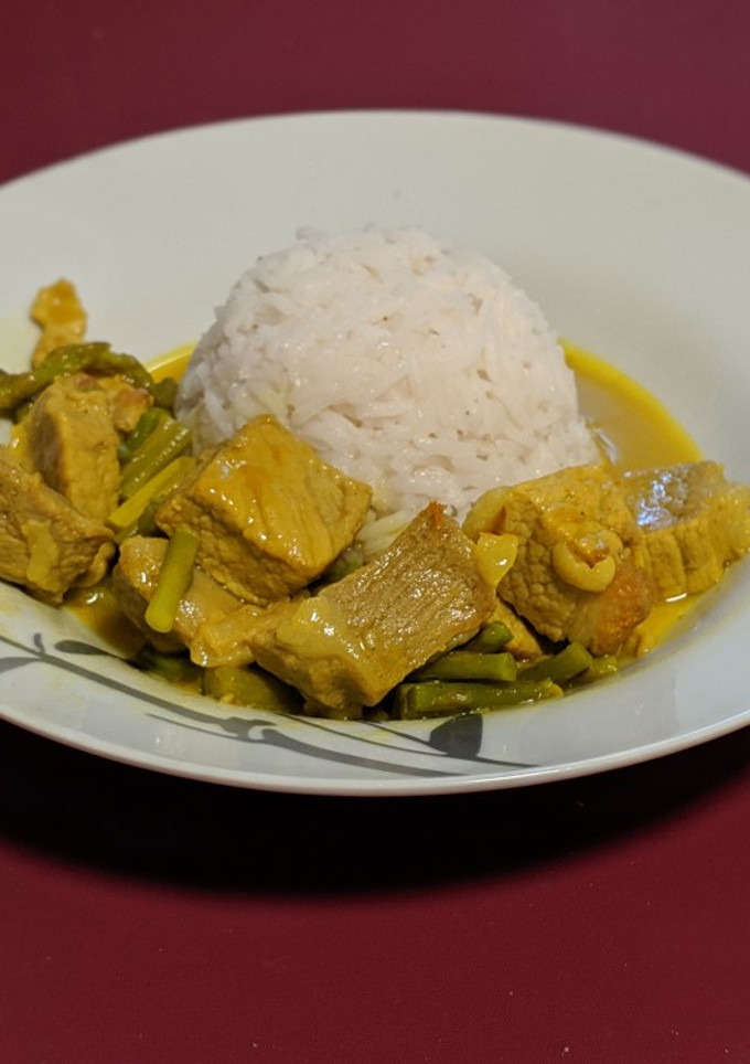 Una foto de Curry de secreto ibérico con trigueros