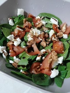 Una foto de Ensalada de espinacas con queso de cabra