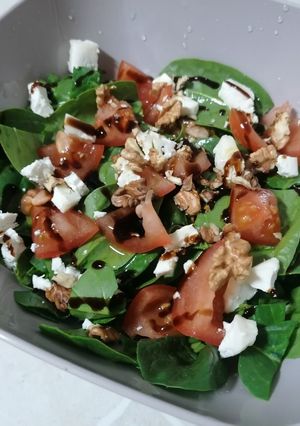Una foto de Ensalada de espinacas con queso de cabra