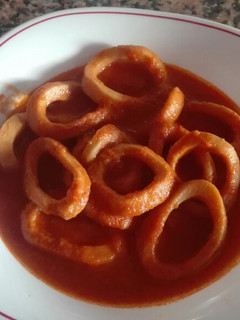 Una foto de Anillas de calamar en salsa amarilla