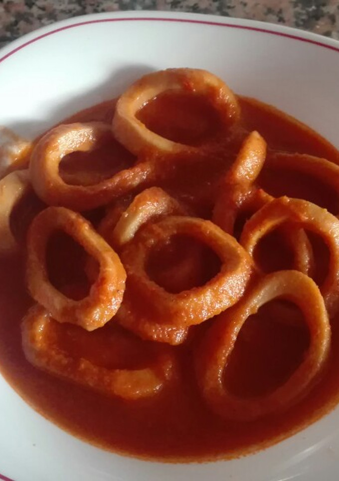 Una foto de Anillas de calamar en salsa amarilla