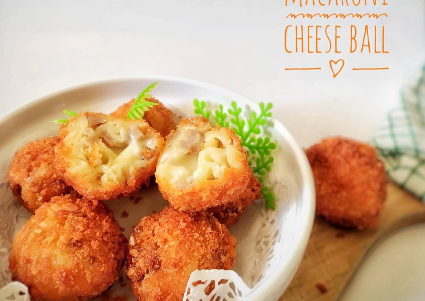 Macaroni Cheese Ball