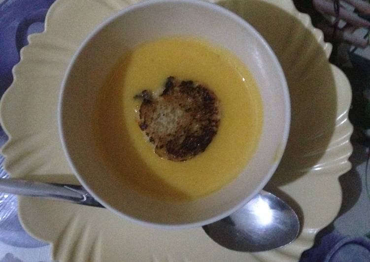 Pumpkin soup served with bread