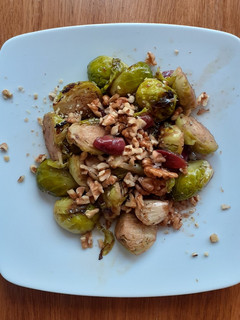 Una foto de Coles de Bruselas con uvas y nueces